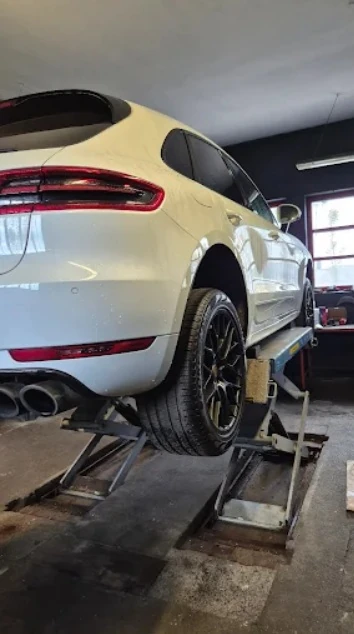 Porsche Macan GTS na podnośniku w serwisie samochodowym Kraków